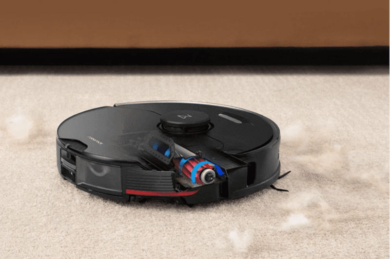 Die Gummibürste des Roborock S7 MaxV ist zu sehen, während ein Teppich gereinigt wird.